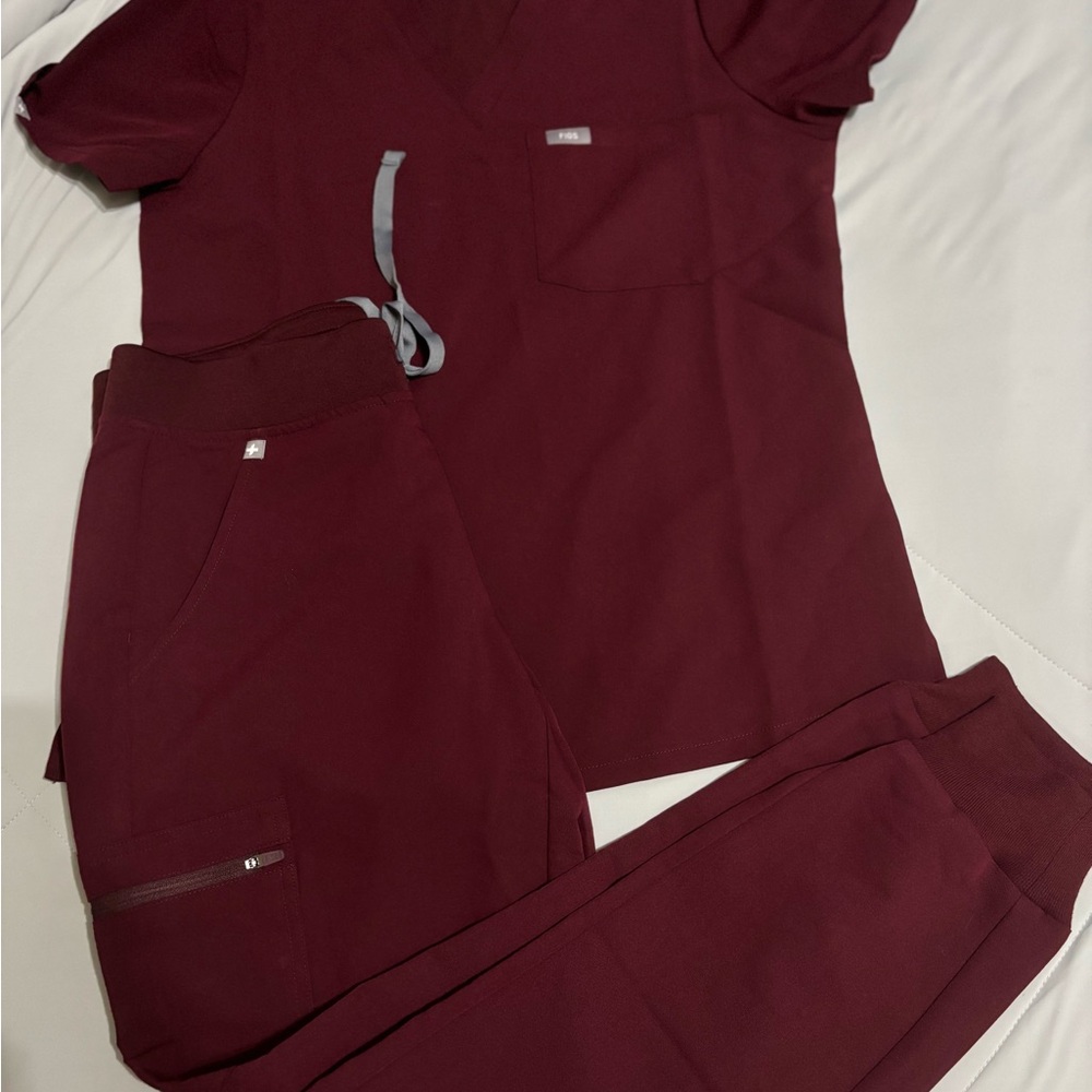 BRAND NEW WITH TAGS ✨Figs Women's Red Scrub Set